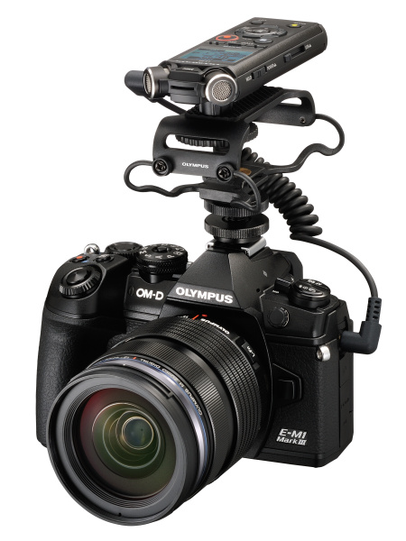 レコーダー、ショックマウント、オーディオケーブルを組み合わせたところ。