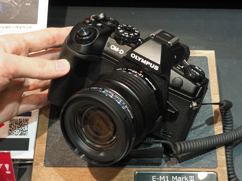 装着レンズは「M.ZUIKO DIGITAL ED 12-45mm F4.0 PRO」（3月下旬発売）