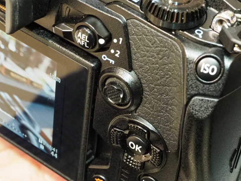 E-M1Xで搭載されたマルチセレクターを継承。