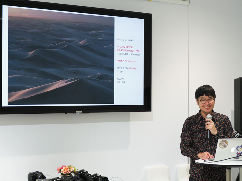 手持ちハイレゾショットを使った作品を示す清水哲朗さん。望遠でも使えるそうだ。