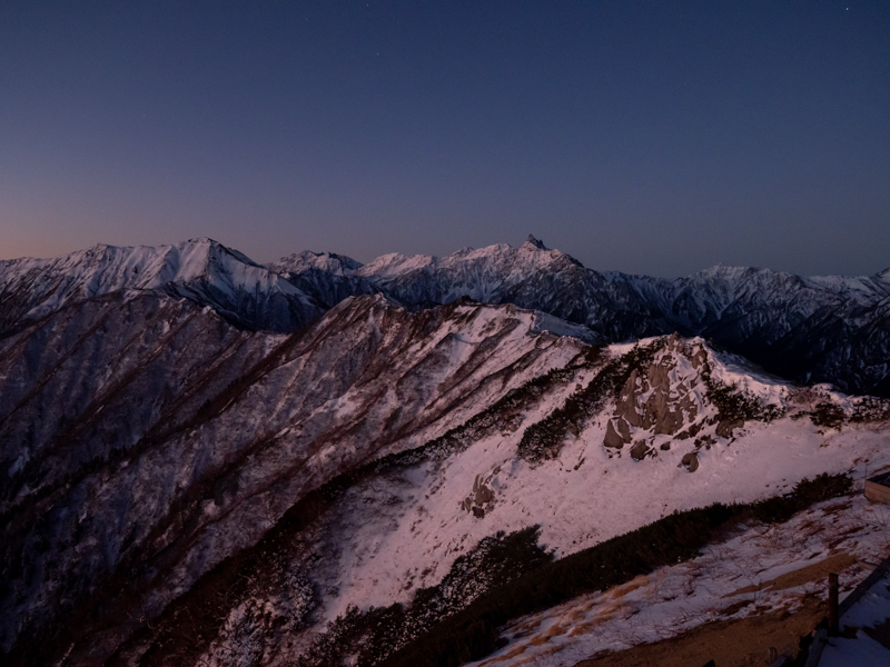 北アルプスの朝焼け。いくつもの種類の色がグラデーションとなって現れ、この世界を彩る瞬間。少しアンダー目に撮れば、そのすべての階調を記録することができる（撮影：佐藤大史）。<br><span class="fnt-85">OLYMPUS OM-D E-M1 Mark II / M.ZUIKO DIGITAL ED 7-14mm F2.8 PRO / 14mm（28mm相当） / 絞り優先AE（F3.5、1/3秒、-0.7EV） / ISO 1600 / WB：オート</span>
