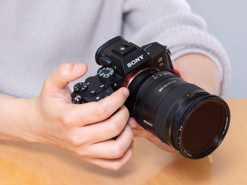 AUXOUTさんが使用しているα7 III。手に持った感じも収まりがよい。