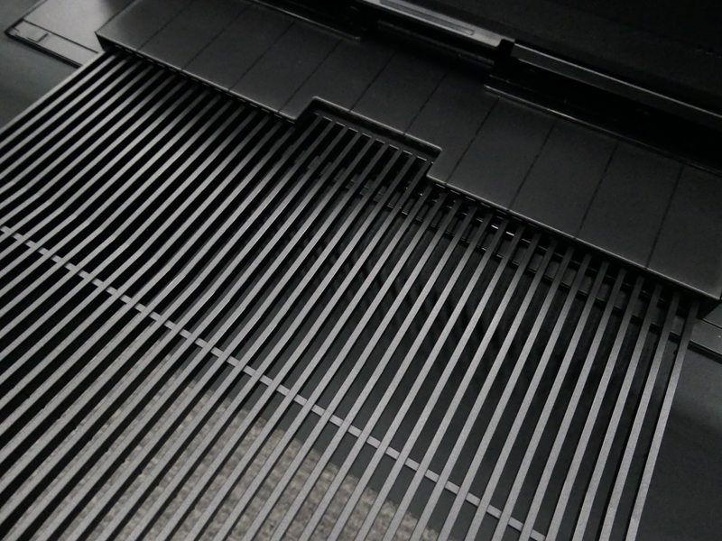 給排紙トレーは縦格子状。