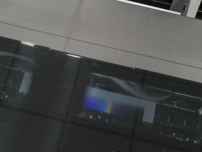 機内照明が備わり、印刷状態を見られる。タッチパネルからオンオフ可能。