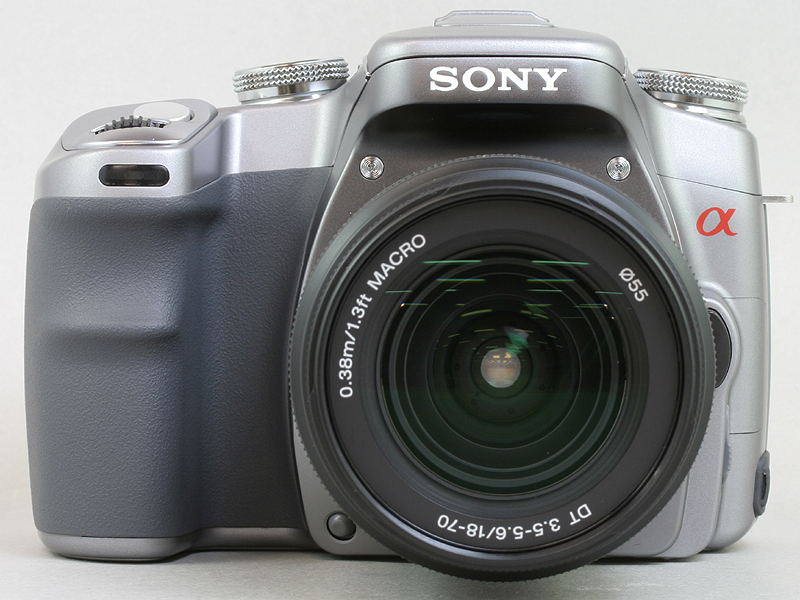 一眼レフカメラは、レンズの奥が明るく見える。すなわち撮影レンズの前方（被写体空間）とファインダー接眼部の後方（撮影者空間）が光でつながっているのだ。