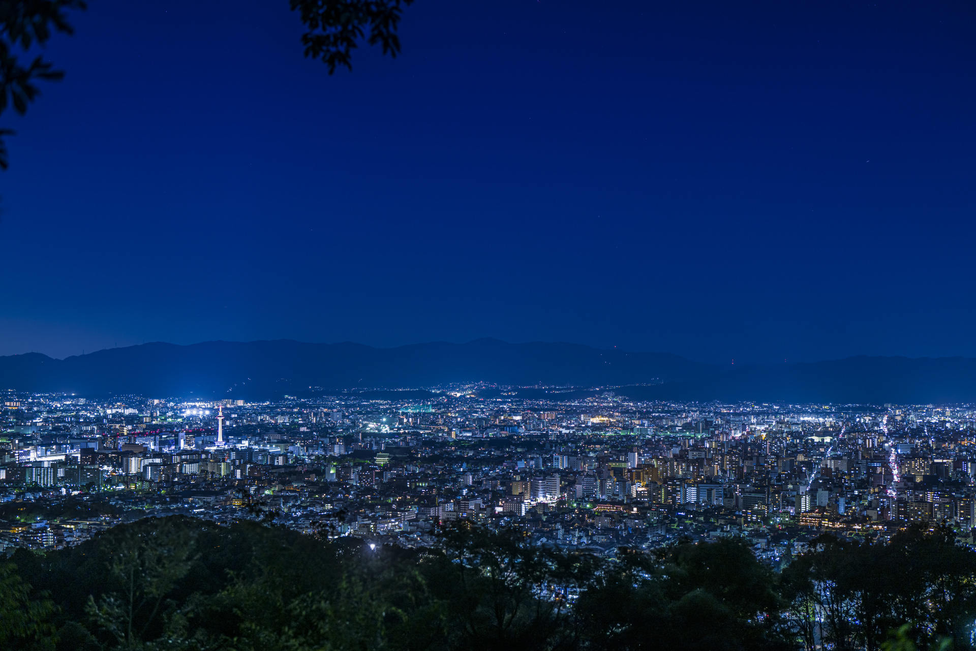 京都の夜景。手ブレ補正機能を使って、2秒の手持ち撮影が簡単にできます。<br>LEICA SL2　SUMMILUX-SL F1.4/50mm ASPH.　F2　2秒　ISO 100