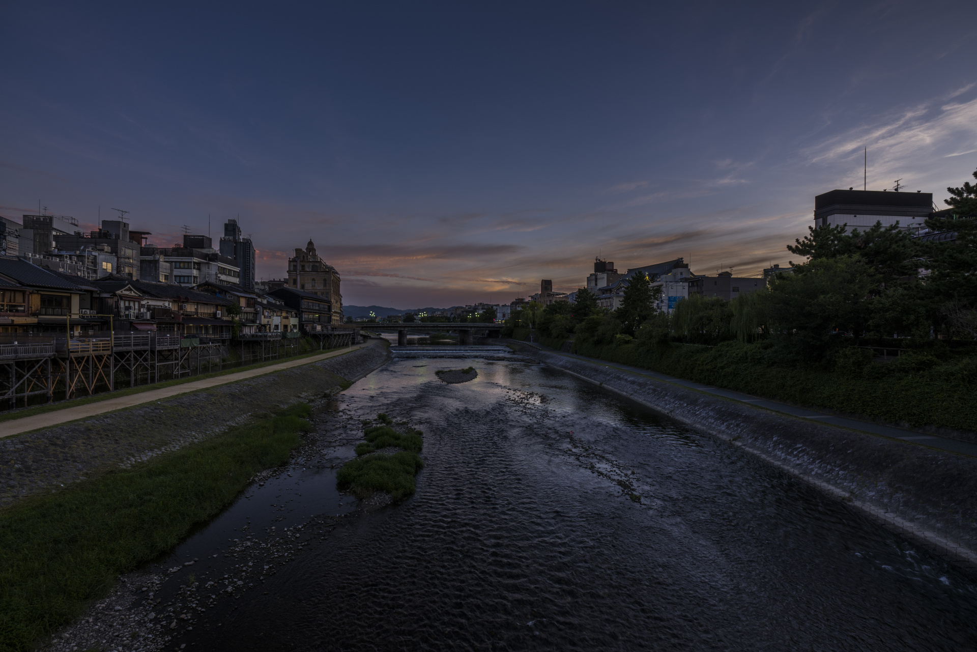 早朝の鴨川。潰れそうなシャドーの中にしっかりディテールがあるのが驚きです。<br>LEICA SL2　SUPER-VARIO-ELMAR-SL F3.5-4.5/16-35mm ASPH.　F8　１/13秒　ISO 100