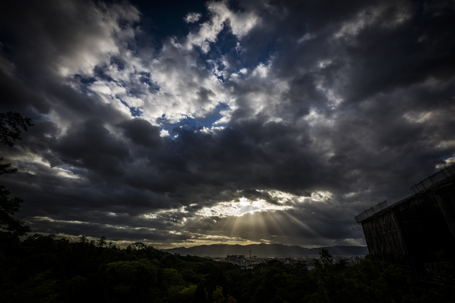 清水寺からの京都の風景。突然雲に穴が開き、京都タワーを照らした瞬間でした。<br>LEICA SL2　SUPER-VARIO-ELMAR-SL F3.5-4.5/16-35mm ASPH.　F9　１/400秒　ISO 100