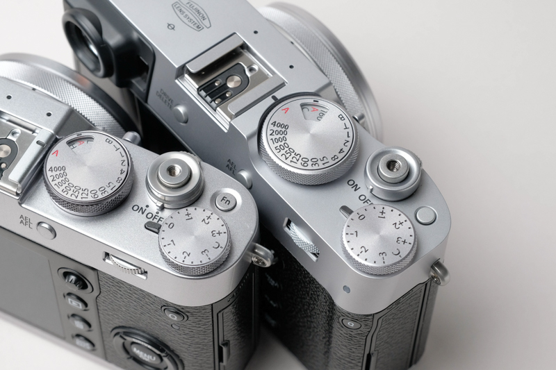 手前側がX100F、奥側がX100V