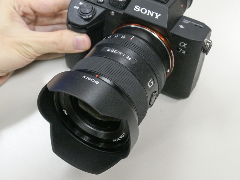 付属のレンズフードを装着したところ。