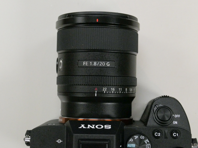 ソニーGレンズで初という絞りリングを搭載。