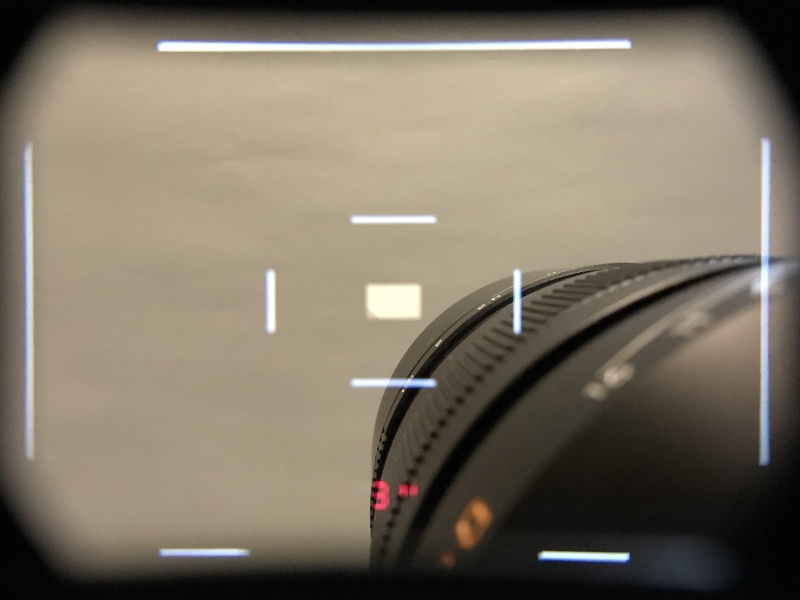 光学ファインダーを覗いたイメージ。M型ライカ用レンズとしては大きめなので、画面中央の90mm用ブライトフレームでもケラれはそれなりにある。