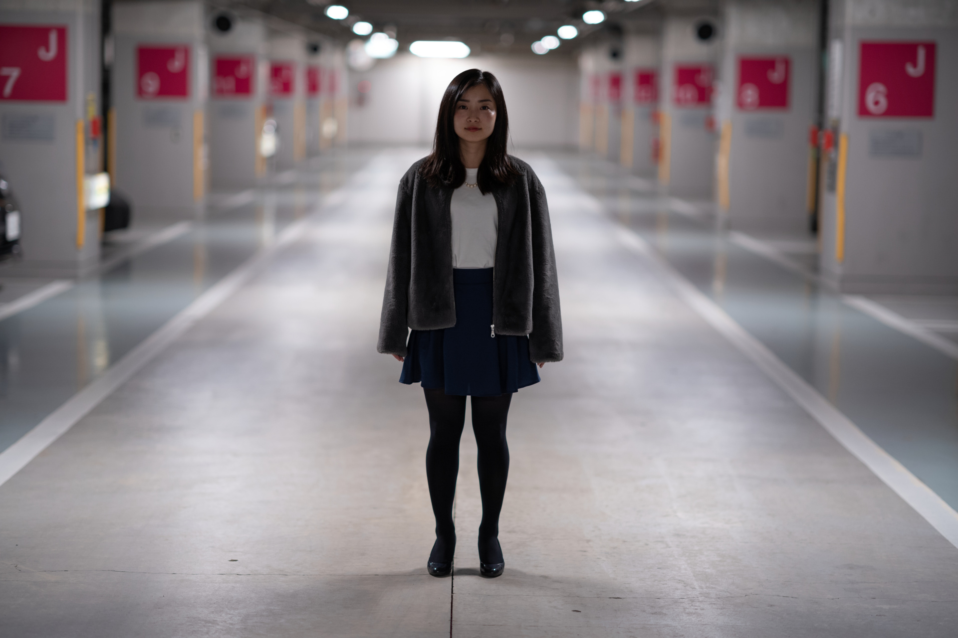 かなり引いてヨコ位置の全身撮影でも背景はこれだけボケる。ライカM10-P / ISO400 / F1.5 / 1/60秒 / WBオート