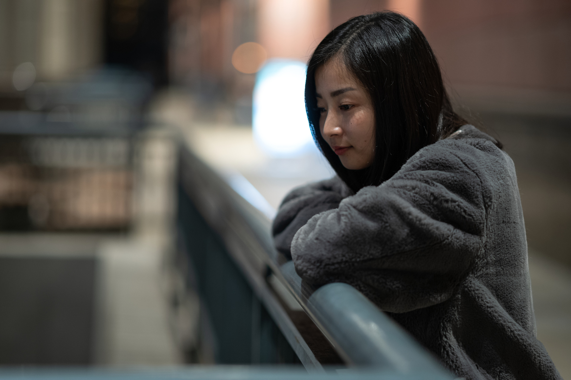 豊かなアウトフォーカスの中から、フワッと浮き上がってくる描写がたまらない。ライカM10-P / ISO800 / F1.5 / 1/60秒 / WBオート