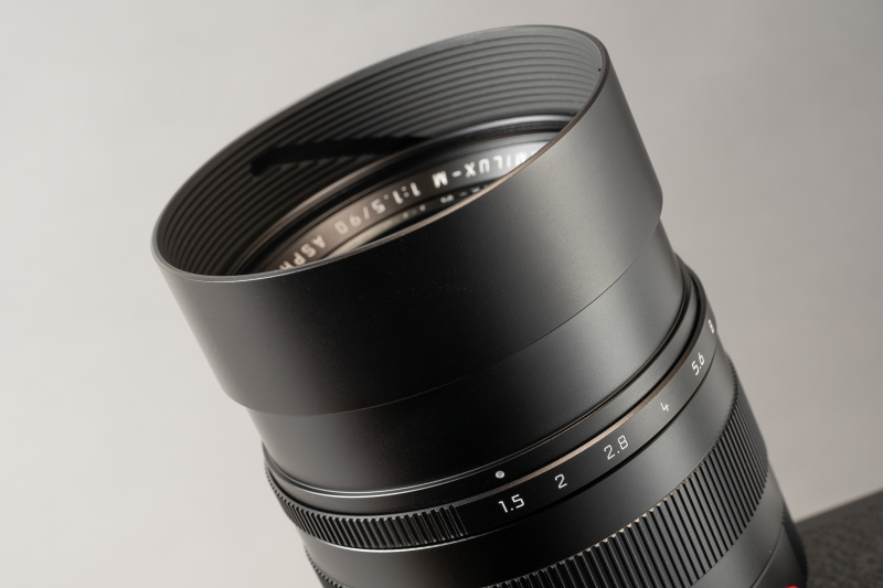 フードは組み込み式。回しながら引き出すタイプなので、何かに当たっても不用意に畳まれたりしないのがいい。