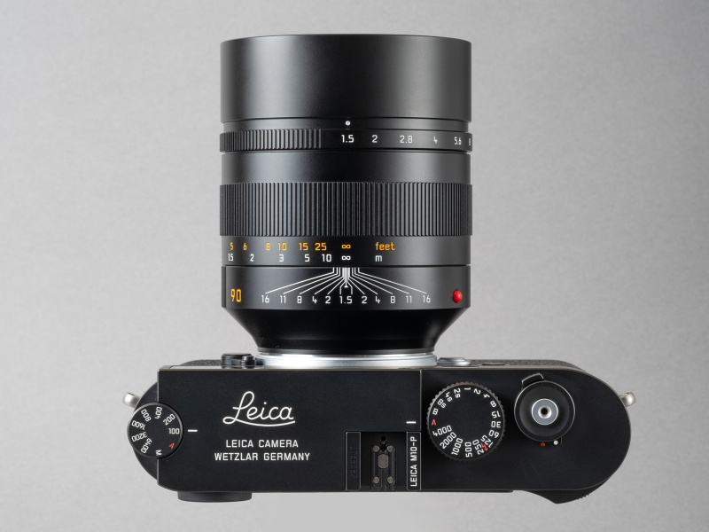 鏡胴上にある被写界深度スケールを見れば分かるとおり、F1.5開放時の被写界深度は超浅い。