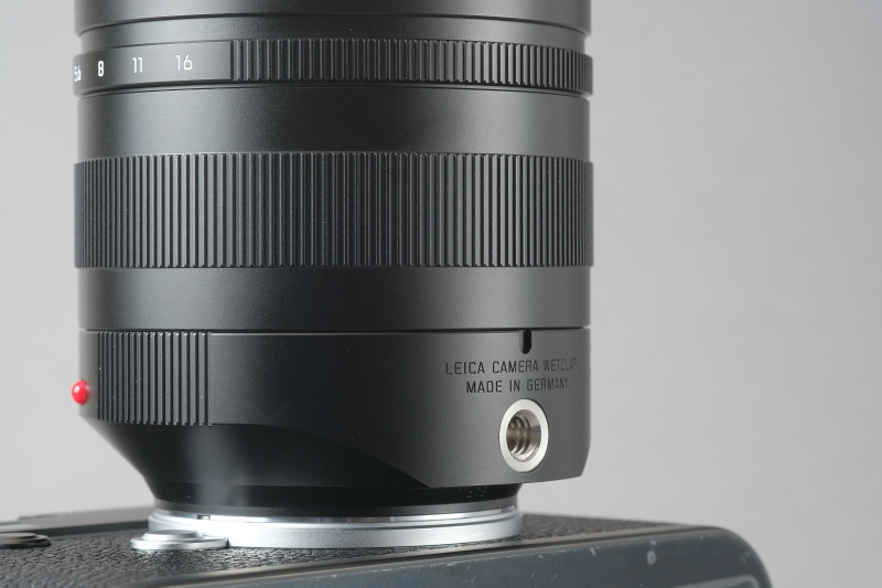 三脚座は着脱式。脱着は工具を使わずに行える。手持ち撮影時は外した方が使いやすい。