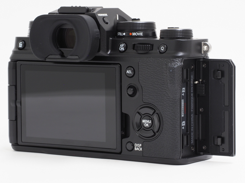 背面モニターがバリアングル式になったことを受けて、生産国表示がメディアスロット側になった