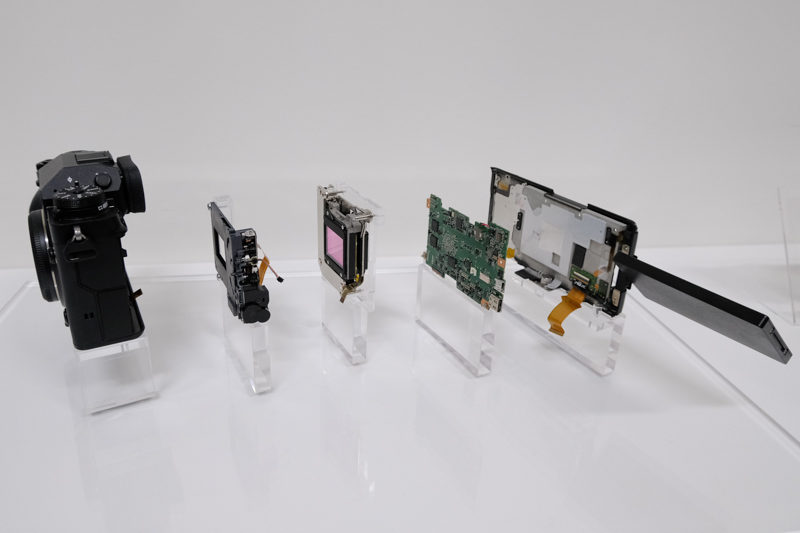 内部構成。センサーに手ブレ補正機構が取り付けられている