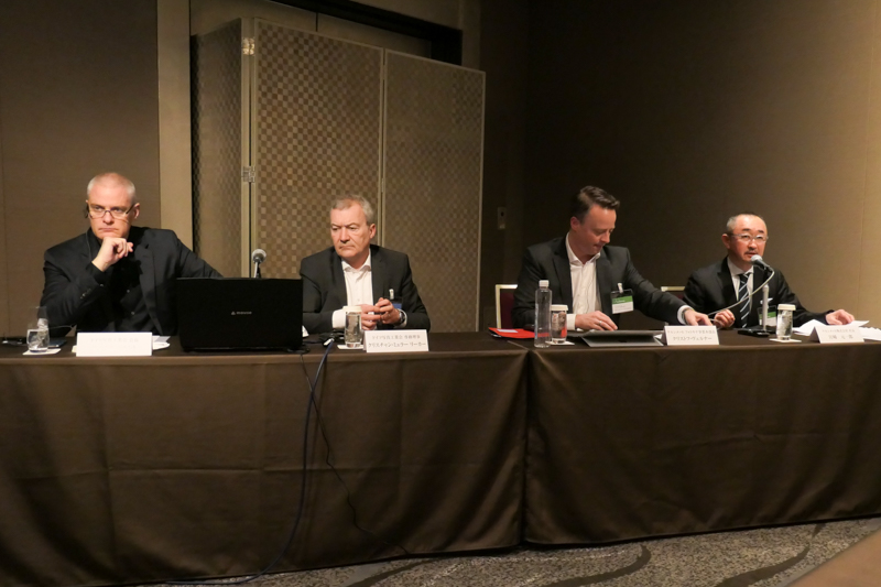 左からドイツ写真工業会 会長のカイ・ヒレブラント氏、同専務理事のクリスチャン・ミュアー リーカー氏、ケルンメッセ フォトキナ事業本部長のクリストフ・ヴェルナー氏、ケルンメッセ株式会社 社長の宮﨑元一郎氏。