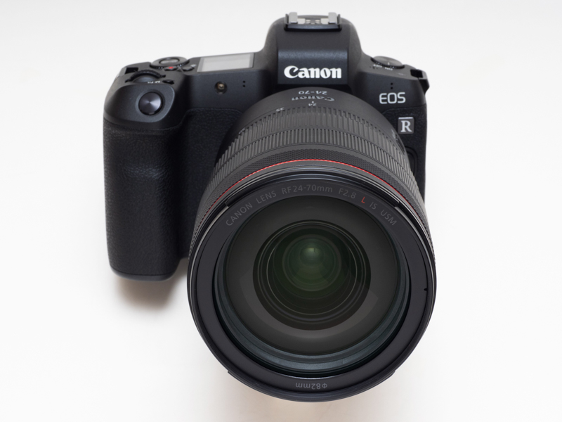 ボディに装着して正面から。焦点距離によって変化する最短撮影距離はワイド端で21cm、望遠端で38cm。フィルター径は82mmとなっている