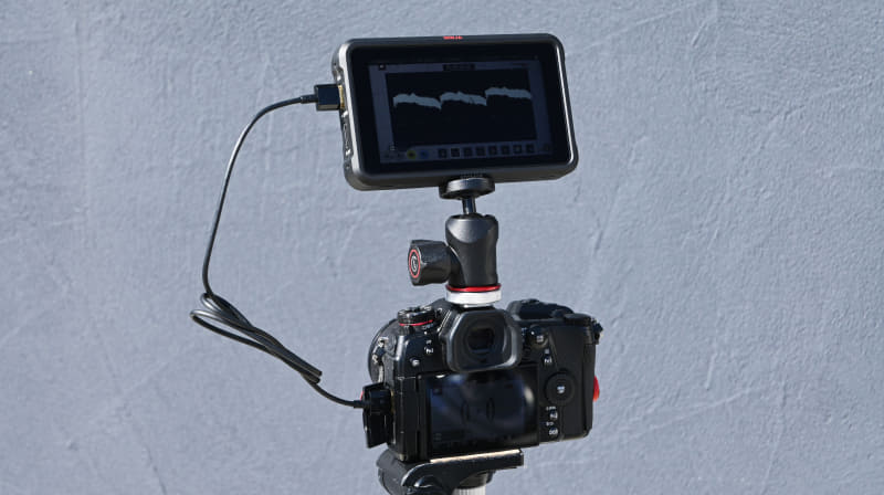 LUMIX G9 PROに外部レコーダーのATMOS NINJAを接続した状態。