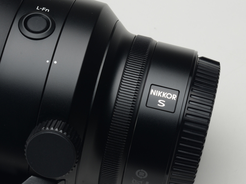 S-Lineレンズのバッジには「S」の文字