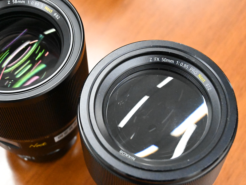 モックアップの銘板。左は製品版