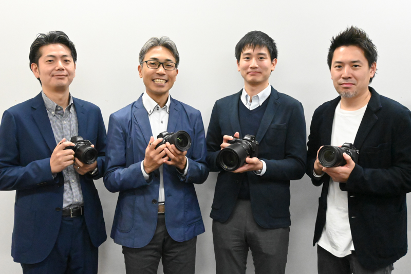 左から、映像事業部 マーケティング統括部 UX企画部 UX企画二課長の石上裕行氏<br>光学本部 第二開発部 第二設計課 主幹研究員の藤原誠氏<br>光学本部 第三設計部 第一光学課の坪野谷啓介氏<br>デザインセンター IDグループ 主任研究員の二階堂豊氏