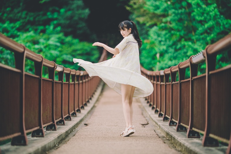 「残暑の秋川渓谷で川ポートレート」より、石舟橋で（ケンタソーヤング）