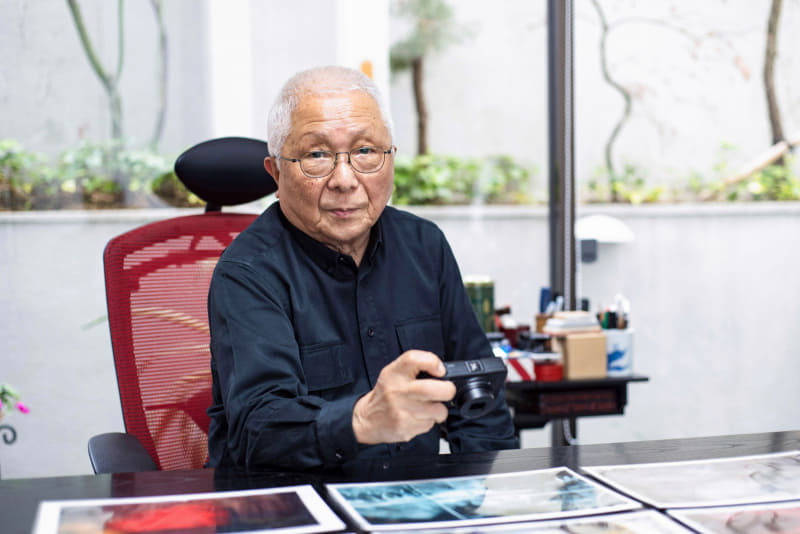 川田喜久治さん。GR IIIを手に。