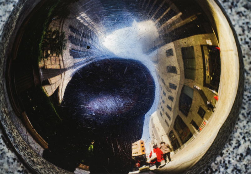 ©️KAWADA KIKUJI<br><span class="fnt-85">GR IIIで撮影 / ハーネミューレ グロッシーファインアートでプリント / エプソンGT-X980でデジタル化</span>