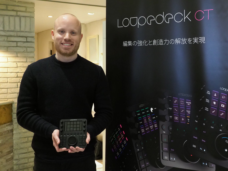 Felix Hartwigsen氏（Loupedeck共同設立者兼マーケティング責任者）。新製品「Loupedeck CT」を手に
