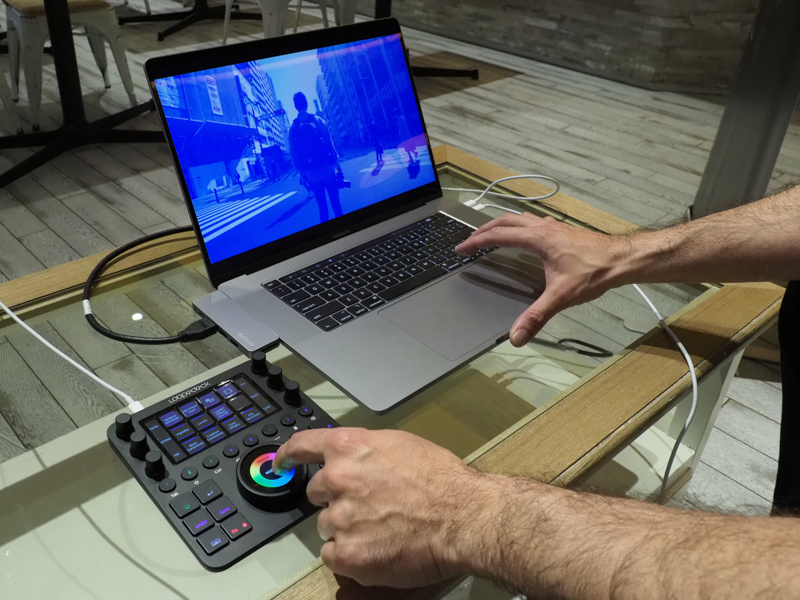森本氏にふだんの使用スタイルを見せてもらった。右手はPC側、左手はLoupedeck CTに置くスタイルだという。飛行機のテーブルのような狭い場所で、マウスだと大きく動かさなければならないようなシーンでも使い勝手がいいという