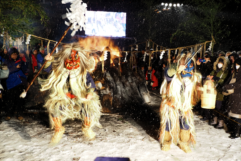 伝統行事「なまはげ柴灯（せど）まつり」の躍動を、このレンズはシャープに捉えた。雪が舞う凍てつく寒さの中でも、防塵・防滴設計が撮影者に信頼感をもたらしてくれる（撮影：高橋智史）。<br><span class="fnt-85">OLYMPUS OM-D E-M1X / M.ZUIKO DIGITAL ED 12-200mm F3.5-6.3 / 18mm（36mm相当） / 絞り優先AE（F4.3、1/50秒、-0.3EV） / ISO 800 / WB：オート</span>