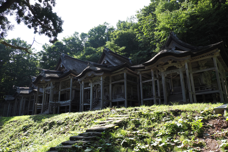 国指定重要文化財「赤神神社 五社堂」。鬼が築いたとされる999段の石段を登った先に位置する。高倍率ズームレンズとは思えない解像力によって鮮明に写し出すことができた（撮影：高橋智史）。<br><span class="fnt-85">OLYMPUS OM-D E-M1X / M.ZUIKO DIGITAL ED 12-200mm F3.5-6.3 / 12mm（24mm相当） / 絞り優先AE（F8、1/100秒、-0.3EV） / ISO 200 / WB：オート</span>