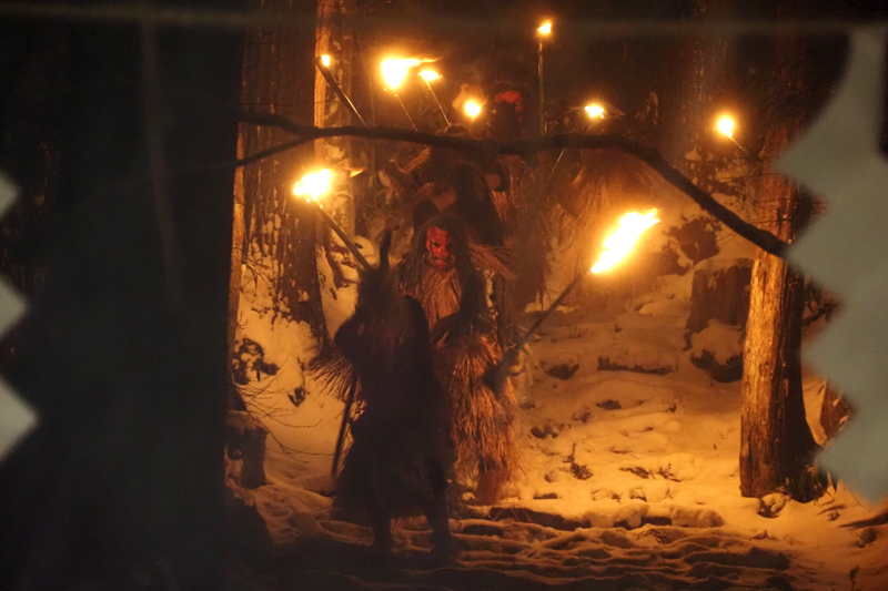 伝統行事「なまはげ柴灯（せど）まつり」。松明を掲げた、ナマハゲたちが雪の真山を下る。足場の不安定な雪の積もる斜面での撮影だったが、小型軽量と強力な手振れ補正によって幻想的な雰囲気を写し出すことができた（撮影：高橋智史）。<br><span class="fnt-85">OLYMPUS OM-D E-M1X / M.ZUIKO DIGITAL ED 12-200mm F3.5-6.3 / 162mm（324mm相当） / 絞り優先AE（F6.3、1/20秒、-0.3EV） / ISO 5000 / WB：オート</span>