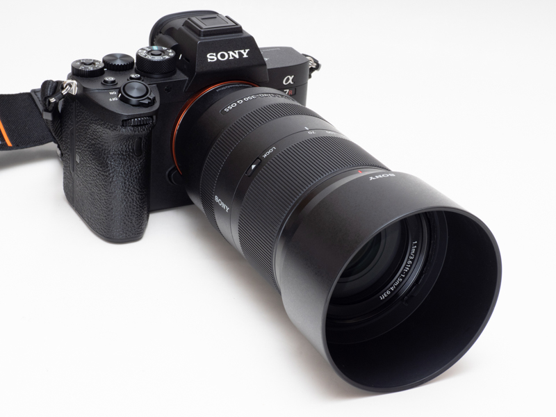 付属の純正レンズフードとともにα7R IVボディに装着した今回の旅で実際に使用した状態