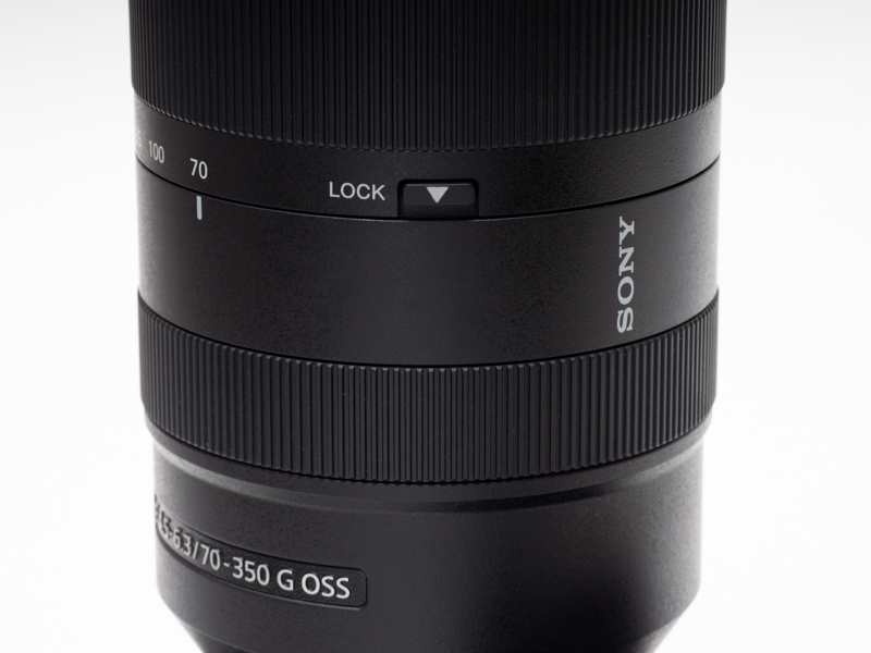 焦点距離を望遠側にするにつれて全長が繰り出す方式だが、収納時などに不意な繰り出し防止にワイド端70mmでロックできる