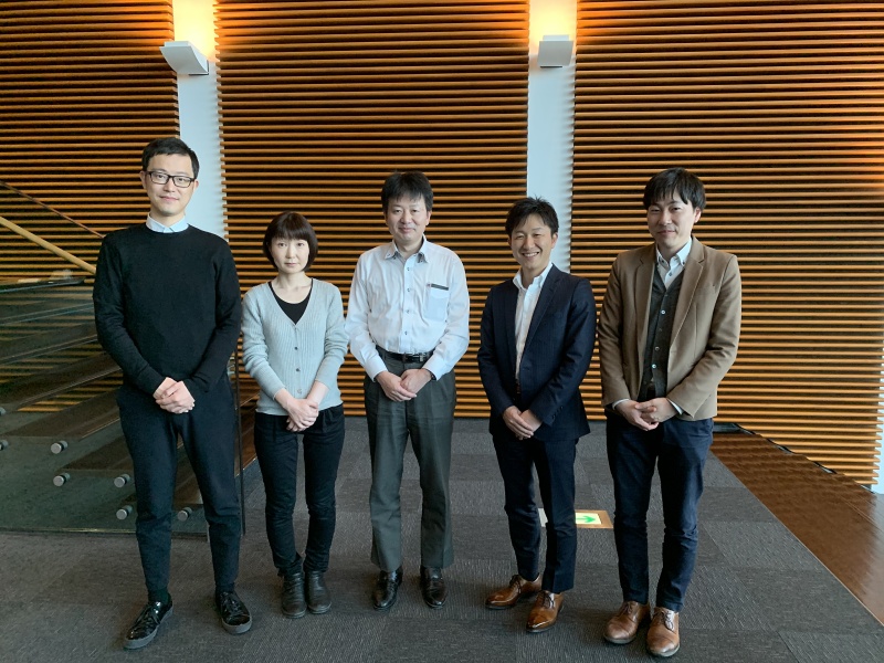 今回のインタビューはビデオ会議で行った。左からデザインマネージャーの加藤氏、パネルUI担当の尾台氏、新商品設計リーダーの藤森氏、グローバル営業マネージャーの山田氏、グローバル営業の腰塚氏。