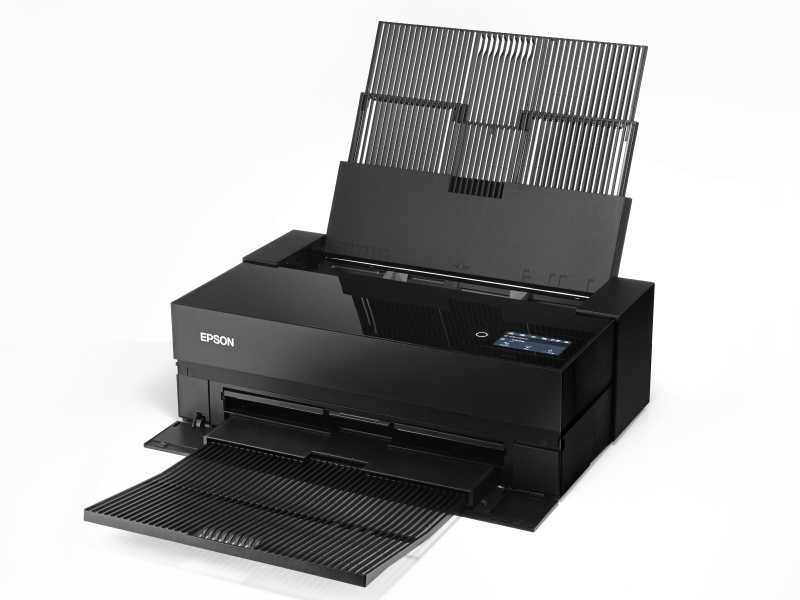 本体がシンプルなだけに「開けるとびっくり」なこのトレーのデザインは、関係者の満場一致で採用となった。