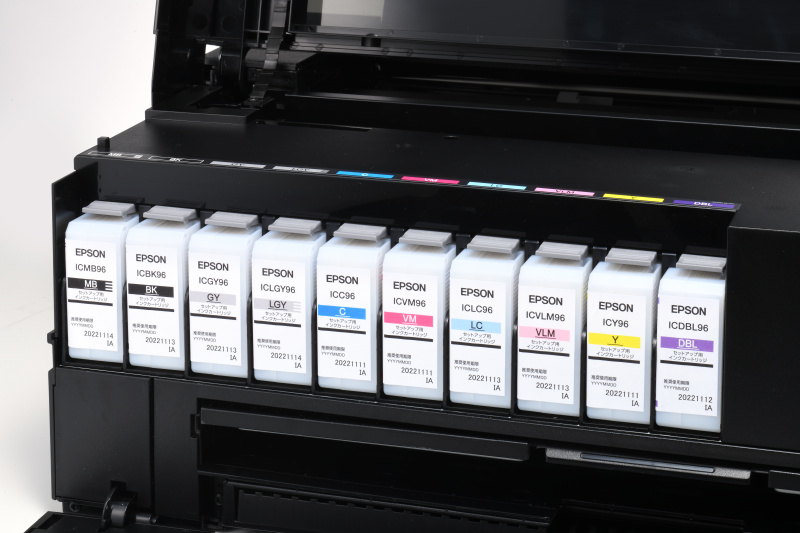 PX1VLのインク。黒インクの切り替え待ちなく、光沢紙もマット紙も楽しめる。