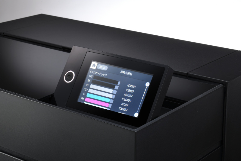 ディスプレイを起こしたところと、畳んだところ。