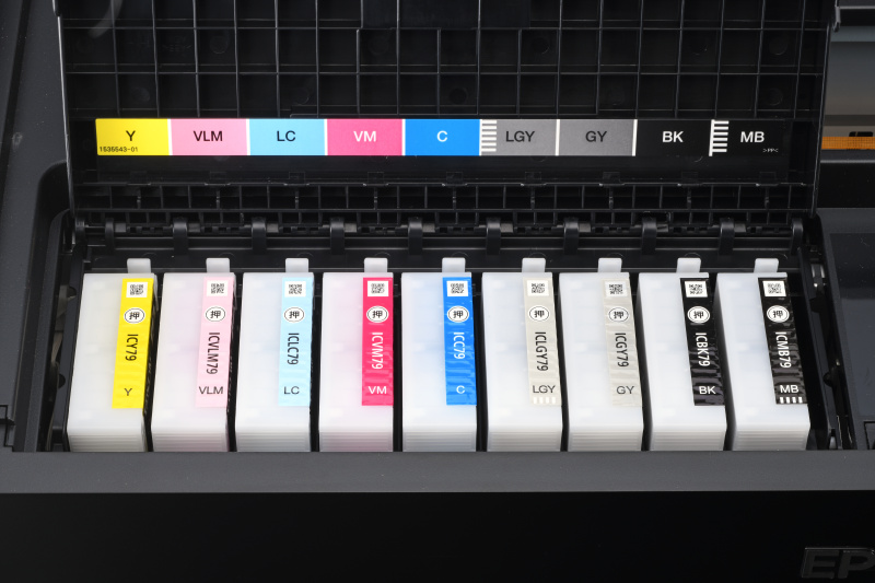 参考：PX5V IIのインクタンク。フォトブラックとマットブラックを同時にセットできたが、黒用のノズルが1本しかないため、切り替え時にクリーニングと再充填が必要だった。