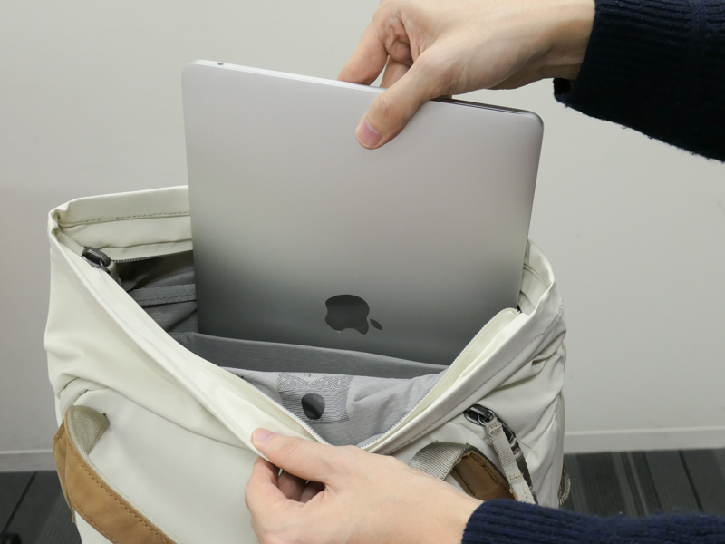 メイン収納部とは独立した、PC/タブレット用の収納部もある。マチに伸縮性があり、書類なども入る。