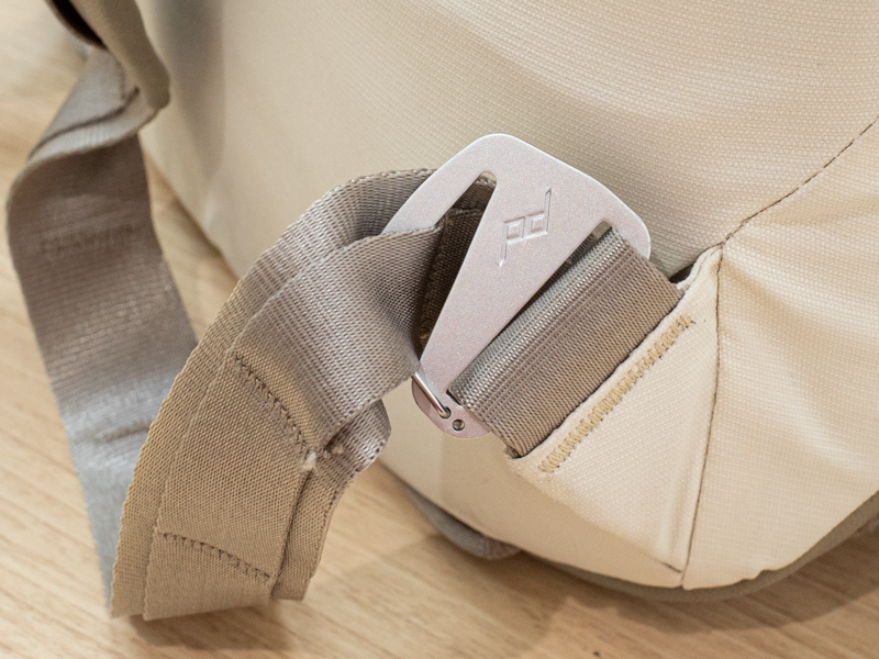 バックパックストラップの取り付け部。余った部分はバッグ内に収まる。