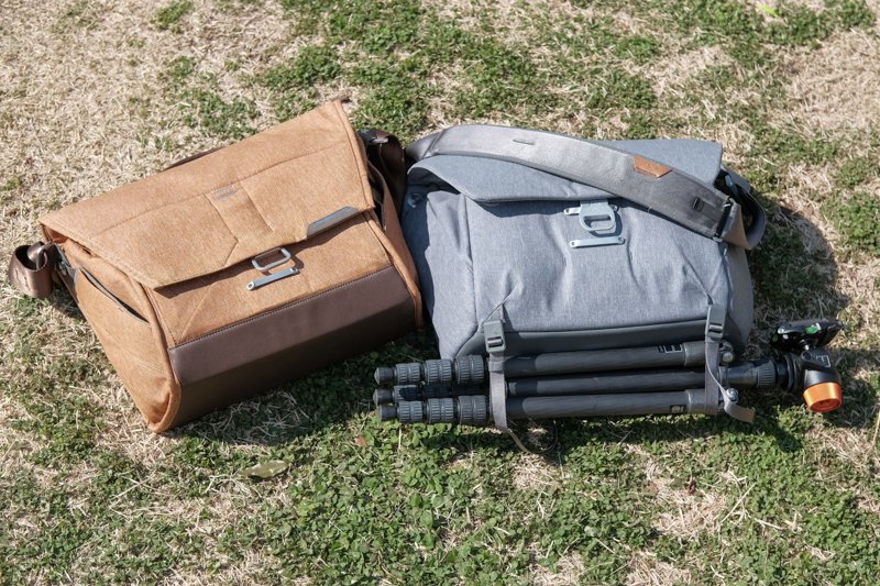 ファーストモデル（左側。色はヘリテージタン）と並べたところ。新モデル（右側）はアッシュカラー。一見しただけでは製品のイメージに大きな変更はないと感じさせられる