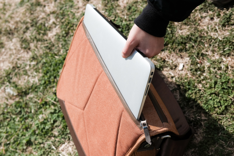 旧モデル。独立してPCを取り出すことができる