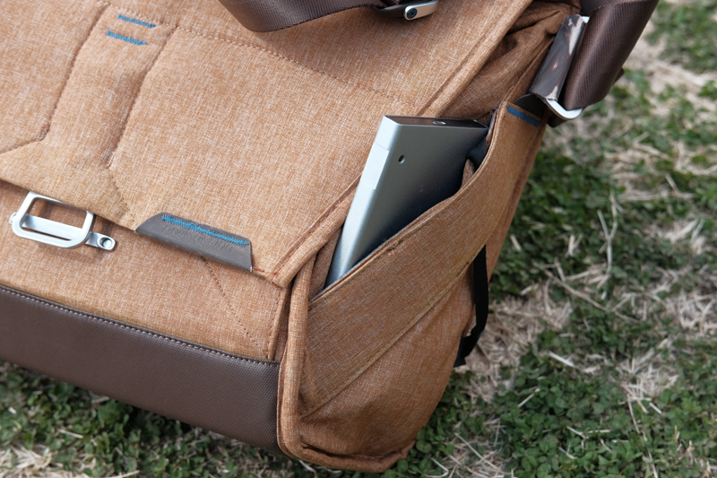 旧モデル。ポケットの深さは2.5インチのSSDが少しきついくらい