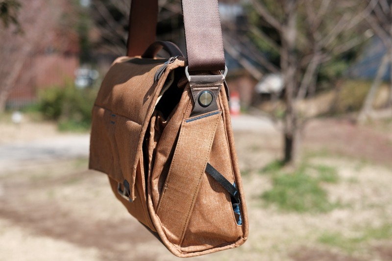 旧モデル。ストラップ基部が側面についている